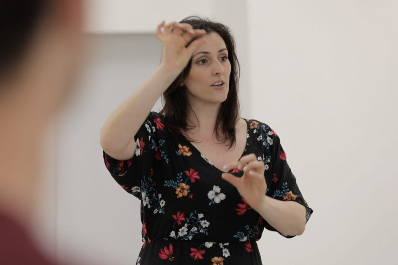 Sara De Santis durante una sua lezione di tecnica vocale all'Accademia Doppiatori Professionisti.